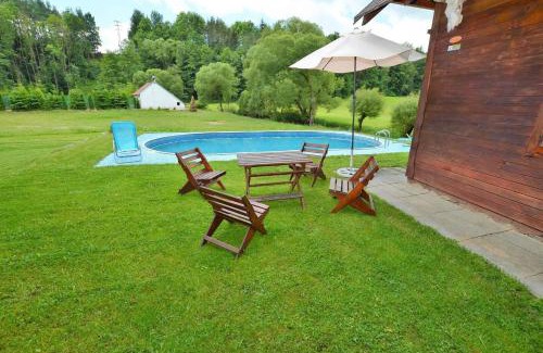 Bechyne House | Pet-Friendly Retreat: Enjoy a Pool at Apartma Šťastný III