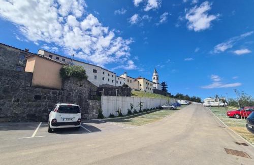Ajdovscina House | Family-Friendly Retreat at Apartma in soba Vipavski Križ