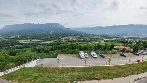Ajdovscina House | Family-Friendly Retreat at Apartma in soba Vipavski Križ