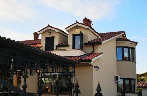 Piran Apartment | Exceptional Oceanfront Getaway at Apartma Isabella
