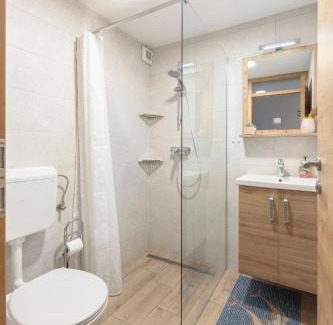 Radovljica Apartment | Oceanfront Apartma Naravni biser with Hot Tub & Breakfast