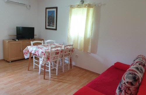 Kambresko Apartment | Family-Friendly Apartma Patricija with Oceanfront Pool