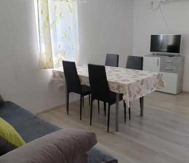 Kambresko Apartment | Family-Friendly Apartma Patricija with Oceanfront Pool
