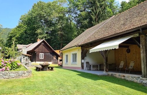 Slovenska Bistrica House | Riverside Retreat: Apartma Vintgar with Kitchen & Breakfast
