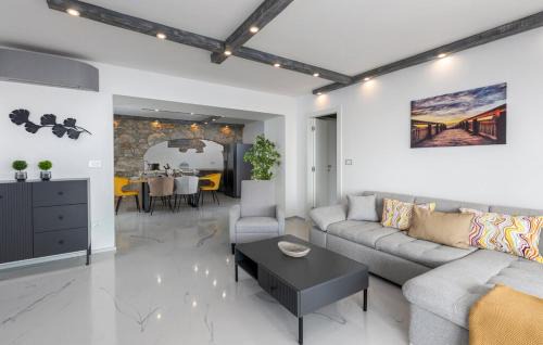 Bregi Apartment | Experience Oceanfront Bliss at Apartman 2A with Pool