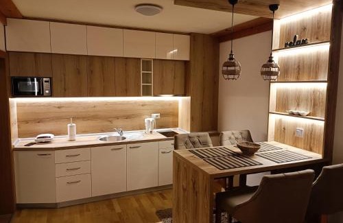 Jahorina Apartment | Cozy Vučko Apartment 310: Pet-Friendly Retreat with Hot Tub