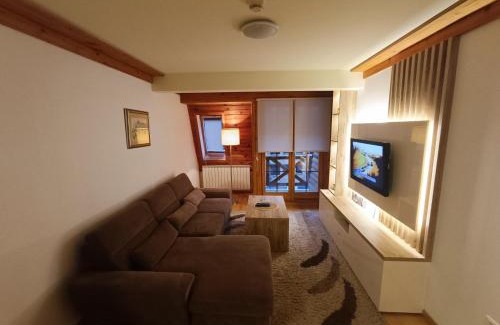 Jahorina Apartment | Cozy Vučko Apartment 310: Pet-Friendly Retreat with Hot Tub