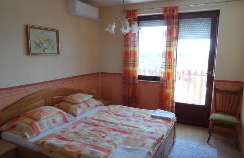Heviz Apartment | Family-Friendly Stay at Apartman Berki with Kitchen Access