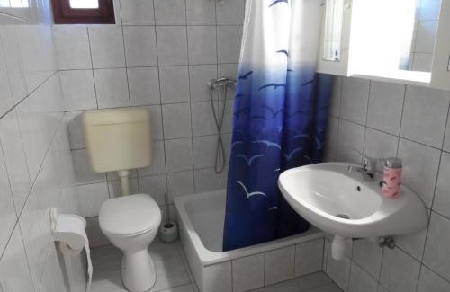 Heviz Apartment | Family-Friendly Stay at Apartman Berki with Kitchen Access