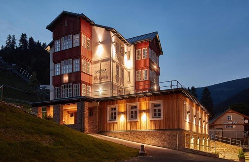 Pec pod Snezkou Apartment | Top-Rated Apartman De Luxe in Pec pod Snezkou with Hot Tub