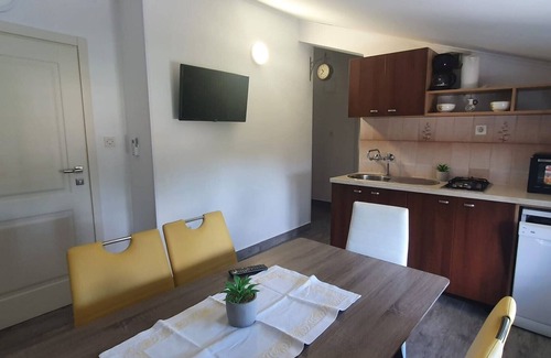Jasenovica Apartment | Comfortable APARTMAN EDA 2: Ideal for Families Up to 6
