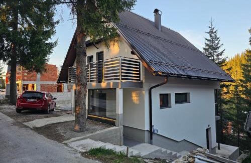 Babanovac Apartment | Discover VilaFlorA: Family-Friendly with a Hot Tub Oasis