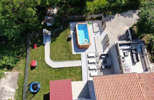 Martinski Apartment | Relax at Apartman Goga: Pool, Jacuzzi & Exceptional Reviews