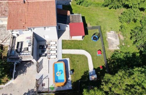 Martinski Apartment | Relax at Apartman Goga: Pool, Jacuzzi & Exceptional Reviews