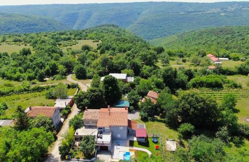 Martinski Apartment | Relax at Apartman Goga: Pool, Jacuzzi & Exceptional Reviews
