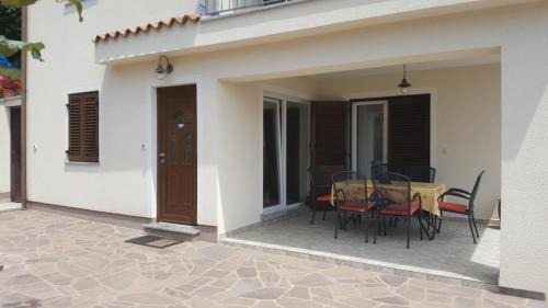 Ika Apartment | Oceanfront Apartman Hana with Pet-Friendly Amenities