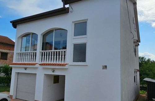 Sarsoni Apartment | Top-Rated Oceanfront Escape at Apartman Kristijan