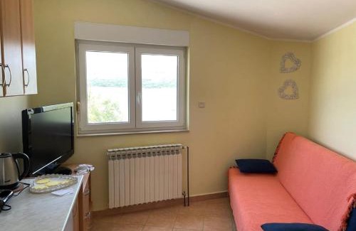 Jadrtovac Apartment | Child-Friendly Retreat at Apartman Luka - Rated 9.9/10