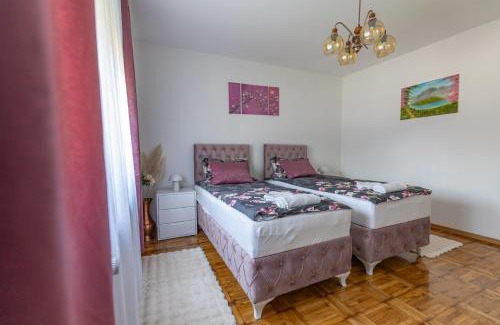 Gradiste Apartment | Cozy Getaway at Apartman Marta i soba Maja with Hot Tub