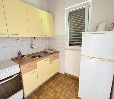 Okrug Donji Apartment | Pet-Friendly Apartman Mišo with Ocean View & Private Beach