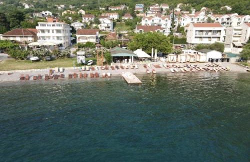 Risan Apartment | Family-Friendly Getaway at Apartman Mia with Pool Access