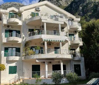 Risan Apartment | Family-Friendly Getaway at Apartman Mia with Pool Access