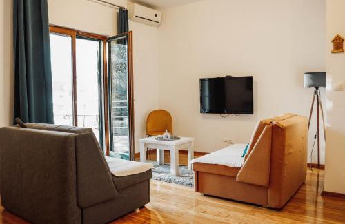 Risan Apartment | Family-Friendly Getaway at Apartman Mia with Pool Access