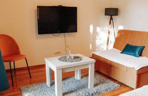 Risan Apartment | Family-Friendly Getaway at Apartman Mia with Pool Access