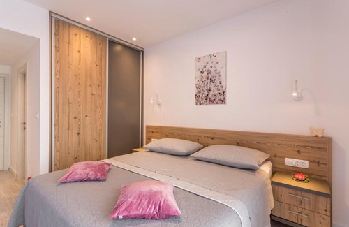 Podstrana Apartment | Family-Friendly Stay at Apartman Nikola - 4-Star Experience