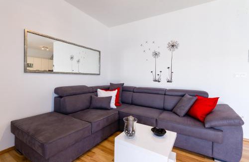 Cove Tri Zala (Zrnovo) Apartment | Oceanfront Bliss at Apartman Orlando: Rated 9.9/10