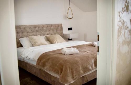 Vinkovci Apartment | Oceanfront Retreat: Apartman Star #2 with Breakfast & Views