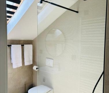 Vinkovci Apartment | Oceanfront Retreat: Apartman Star #2 with Breakfast & Views
