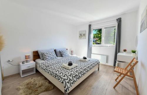 Ostarski Stanovi Apartment | Child-Friendly Retreat at Apartman Tina - Guest Rated 9.2