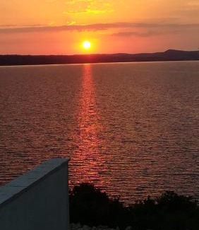 Novigrad Apartment | Oceanfront Comfort at Apartman Tonko - Guest Rated 9.6/10