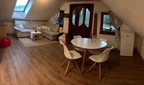 Prostredni Lanov Apartment | Pet-Friendly Retreat: Apartman U Hřiště Krkonoše