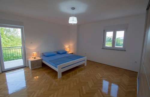 Trn Apartment | Oceanfront Family Retreat at Apartman Vitina - 4 Star Stay