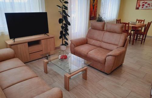 Heviz Apartment | Top-Rated Apartmanház King with Breakfast & Hot Tub