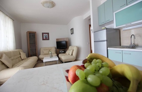 Selce Apartment | Oceanfront Retreat: Apartmani Alagic with Breakfast & Views