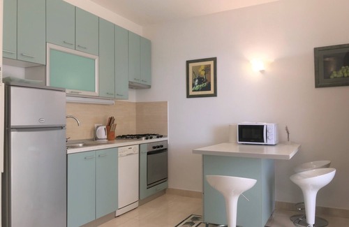 Selce Apartment | Oceanfront Retreat: Apartmani Alagic with Breakfast & Views