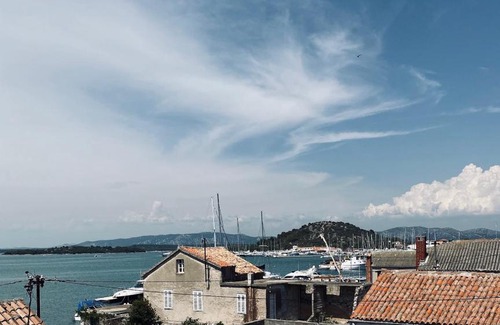 Murter Apartment | Seaside Comfort at Apartmani Ana with Ocean Views