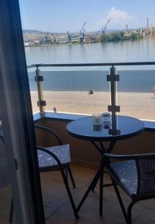 Kladovo Apartment | Oceanfront Family Retreat at Apartmani Casper