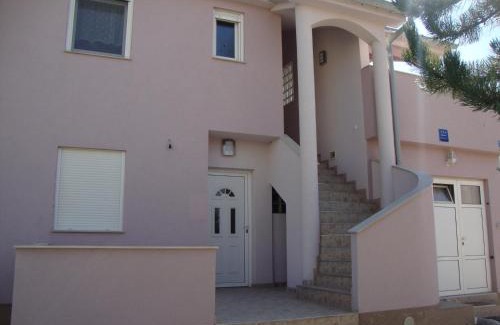 Razanac Apartment | Discover Apartmani Ciprijan: 4-Star Family-Friendly Retreat