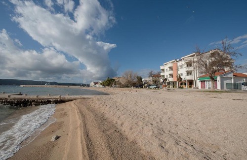 Turanj Apartment | Experience Oceanfront Bliss at Apartmani "Dana 2"