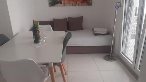 Sutomore Apartment | Pet-Friendly Apartmani Ema with High Guest Ratings