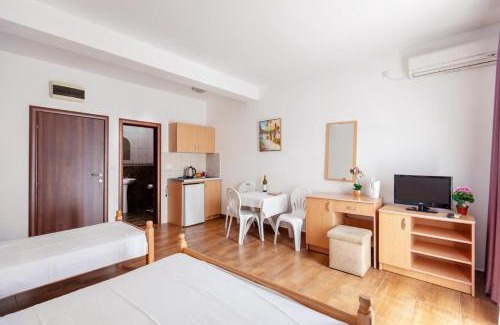 Podmaine House | Family-Friendly Stay at Apartmani Franeta Budva: Rated 9/10