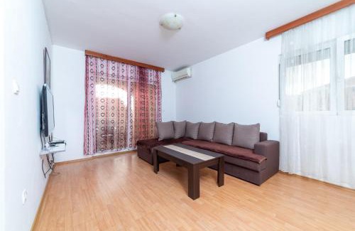 Maini Apartment | Discover Apartmani Jovan: Family-Friendly 4-Star Retreat