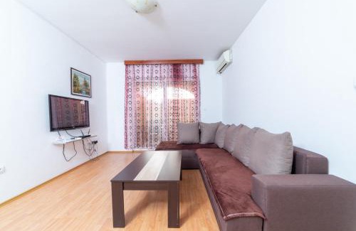 Maini Apartment | Discover Apartmani Jovan: Family-Friendly 4-Star Retreat