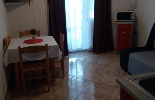 Caska Apartment | Cozy Apartmani Lončar: Family-Friendly with Hot Tub & Fireplace