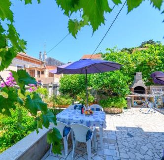 Cove Murtar Apartment | Pet-Friendly Apartmani Loreta with Ocean Views & Hot Tub