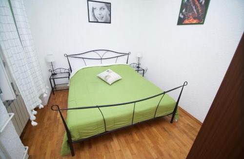 Cove Murtar Apartment | Pet-Friendly Apartmani Loreta with Ocean Views & Hot Tub
